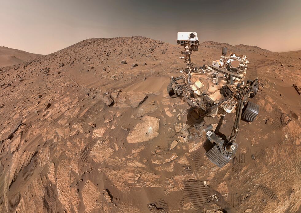 Esta imagen proporcionada por la NASA muestra al rover Perseverance Mars de la NASA tomándose...