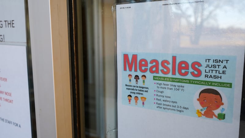 ARCHIVO – Letrero de prevención del sarampión fuera de una clínica del Distrito de Salud...