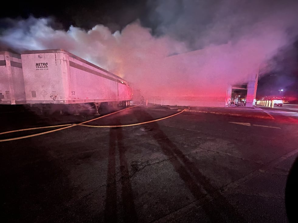 Remolques de almacenamiento para camiones de 18 ruedas se incendiaron frente a la tienda de...