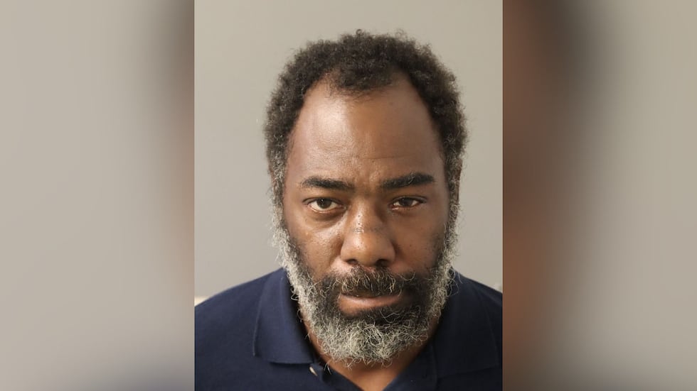 Derrick Prewitt, de 46 años, ha sido acusado de asesinato después de que la policía informara...