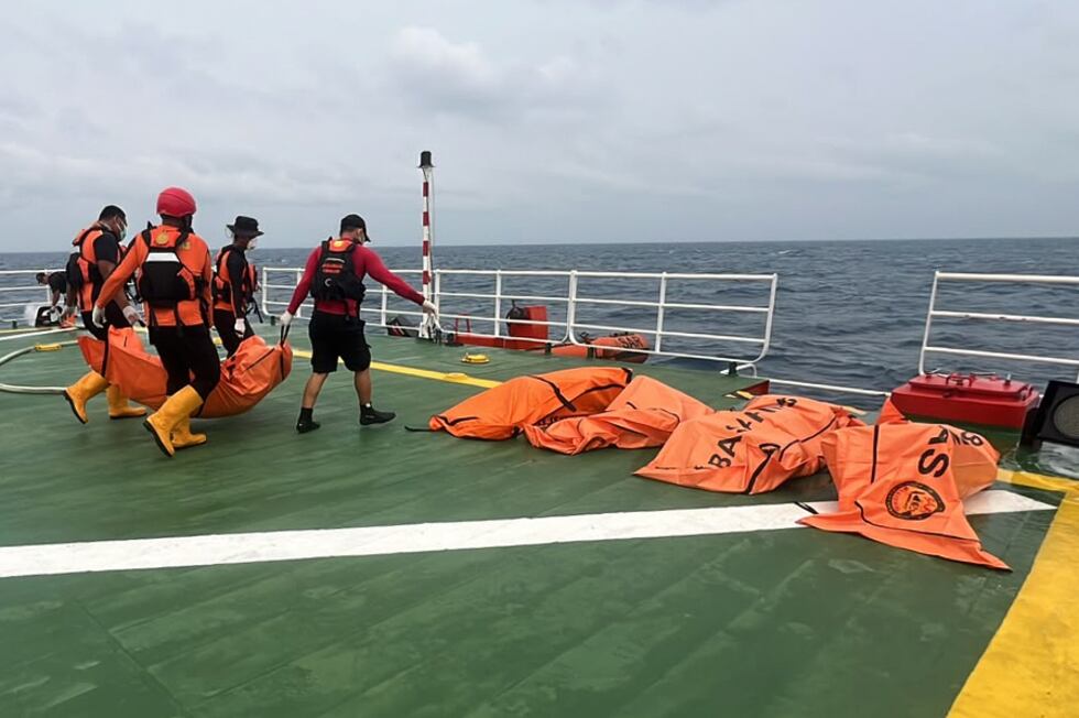 En esta imagen, distribuida por la Agencia Nacional de Búsqueda y Rescate de Indonesia,...