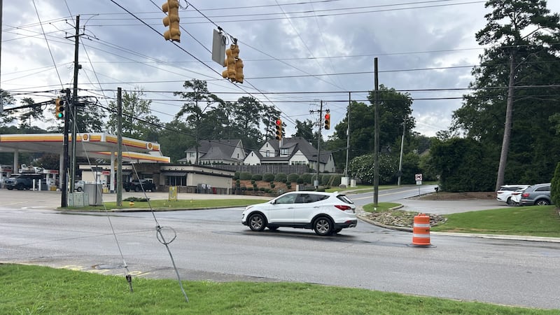 Cierre de carril de emergencia en la intersección de Rocky Ridge Road y Dolly Ridge Road.
