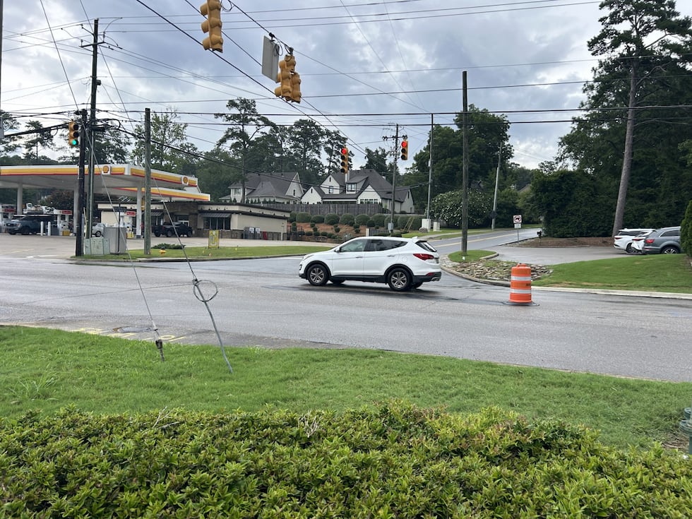 Cierre de carril de emergencia en la intersección de Rocky Ridge Road y Dolly Ridge Road.