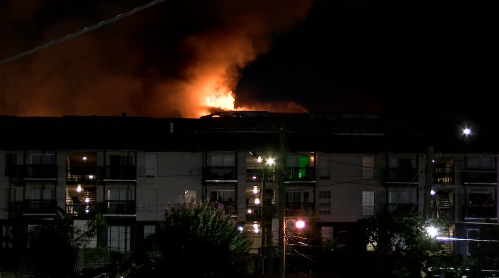 Equipos combaten un incendio en un complejo de apartamentos de Birmingham.
