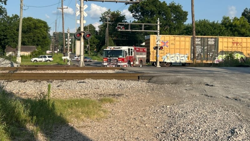 Dos muertos tras chocar un tren contra un automóvil en Bessemer.