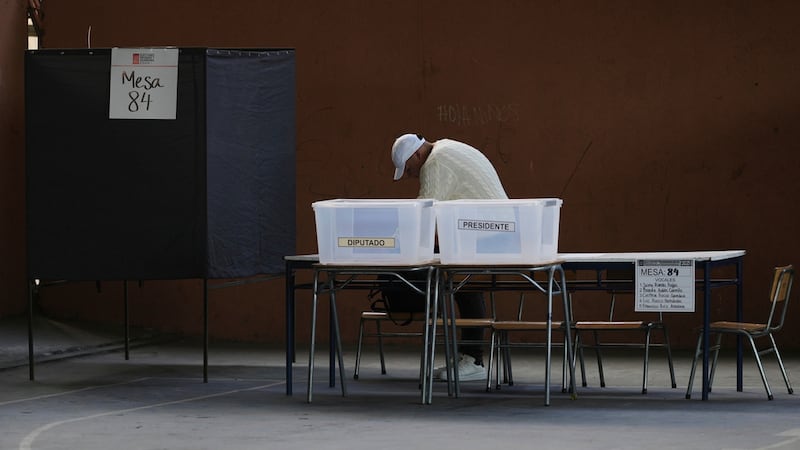 Un trabajador electoral llega a un centro de votación antes de que abran las urnas durante las...