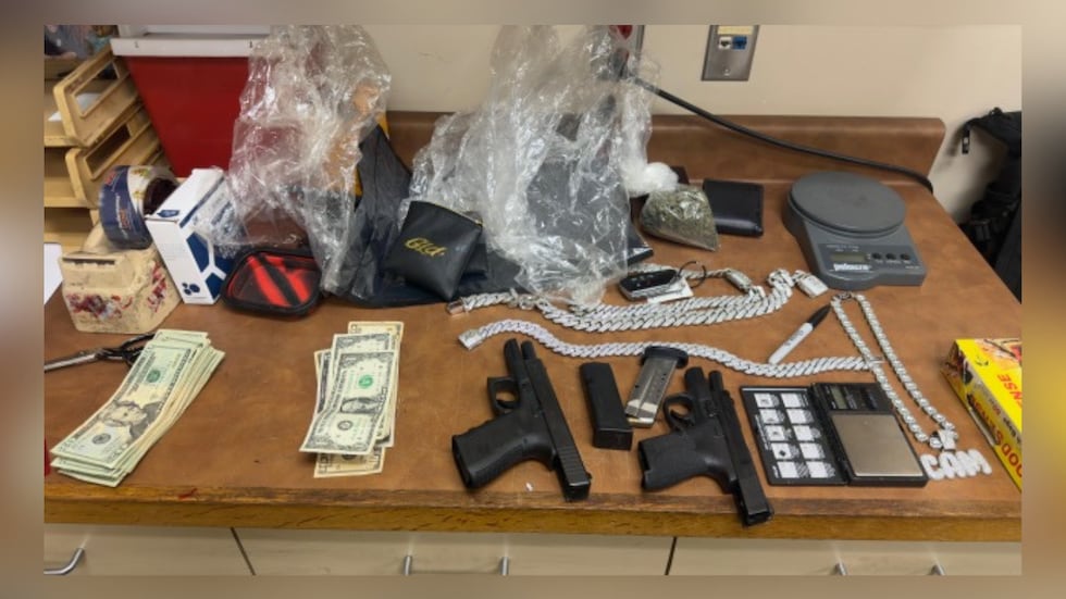 Supuestamente se encontraron armas, drogas y dinero en un vehículo.