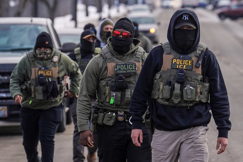 Agentes federales llevan a cabo un operativo migratorio el 5 de febrero de 2026, en las calles...