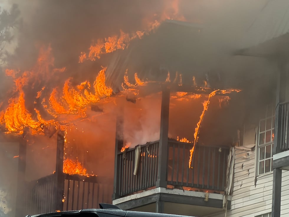 Equipos combaten un incendio en un edificio de apartamentos en Birmingham.