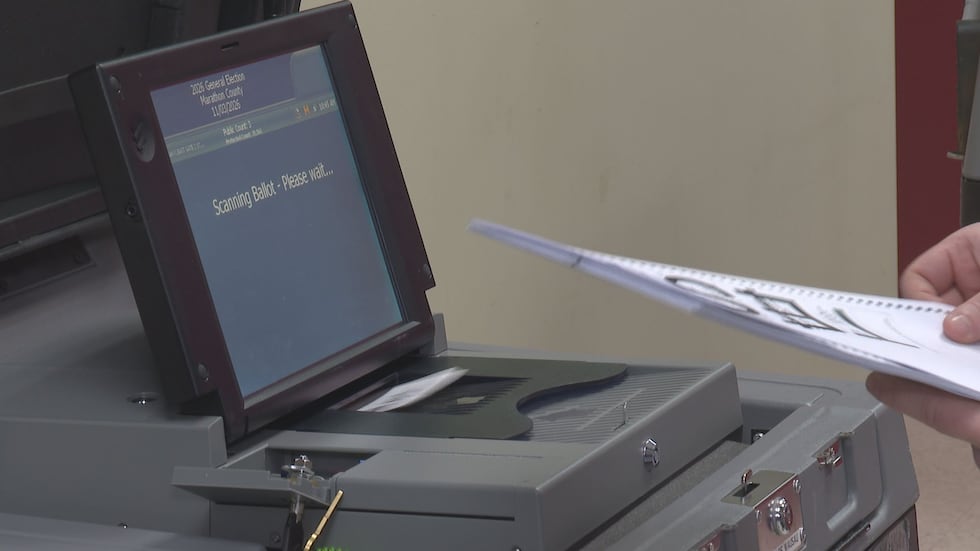 Los empleados municipales recuerdan a los votantes que sigan todas las instrucciones que...