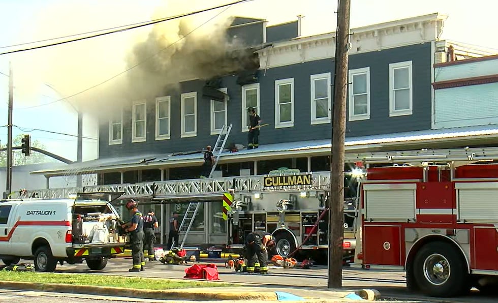 Equipos de bomberos acuden a un incendio en un edificio histórico en Cullman.