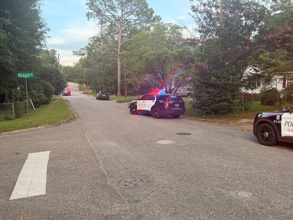 Un joven de 15 años recibió al menos un disparo la noche del miércoles en Donna Drive, en Dothan.