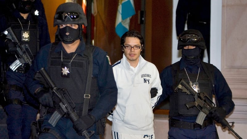 ARCHIVO - Agentes de la policía federal escoltan a Vicente Carrillo Leyva, presunto segundo al...