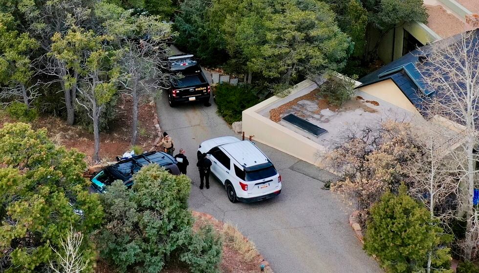 Policías se congregan afuera del hogar del actor Gene Hackman el jueves 27 de febrero de 2025...