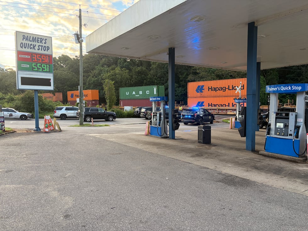 Equipos de emergencia se encuentran en la carretera Irvington-Bayou La Batre, cerca de la U.S....