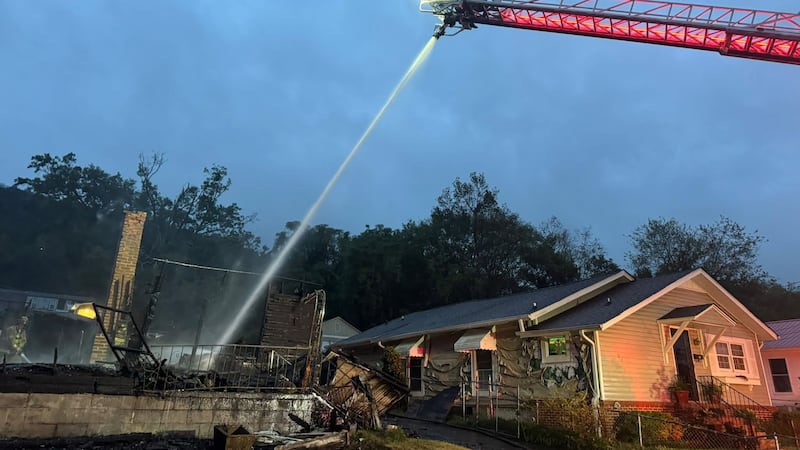 La intensidad de los vientos de Isaías dificulta la labor de los bomberos que combaten un...