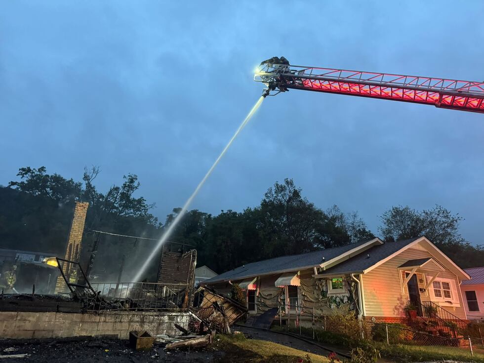 La intensidad de los vientos de Isaías dificulta la labor de los bomberos que combaten un...