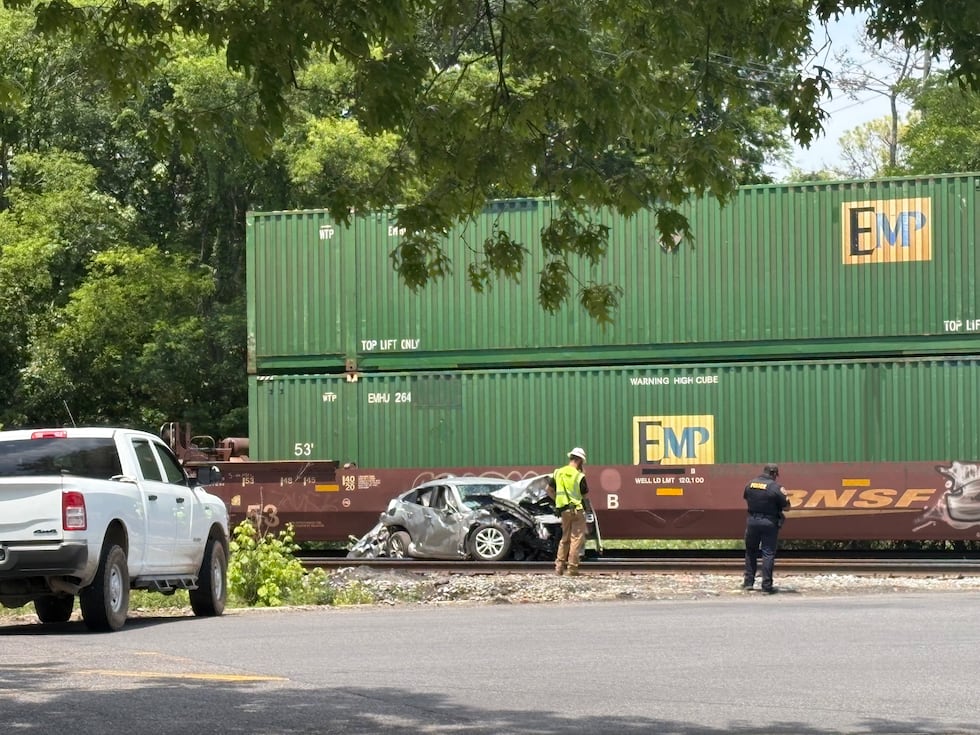 Una mujer resultó herida tras ser atropellada por un tren el sábado en el cruce ferroviario de...