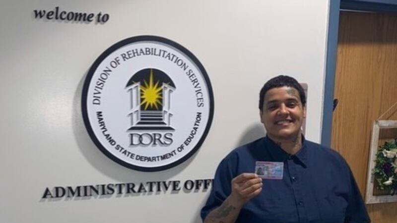 En esta foto cortesía de María Pires, María Pires posa para una foto con su permiso de trabajo...