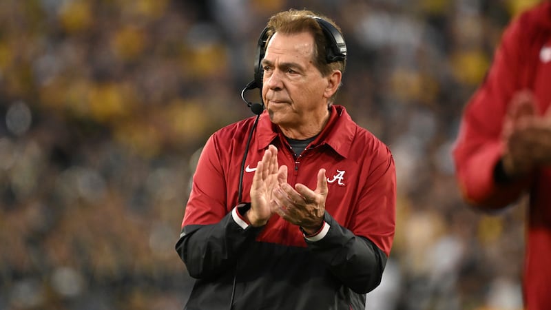El entrenador del equipo de fútbol americano de Alabama Nick Saban durante el Rose Bowl en...