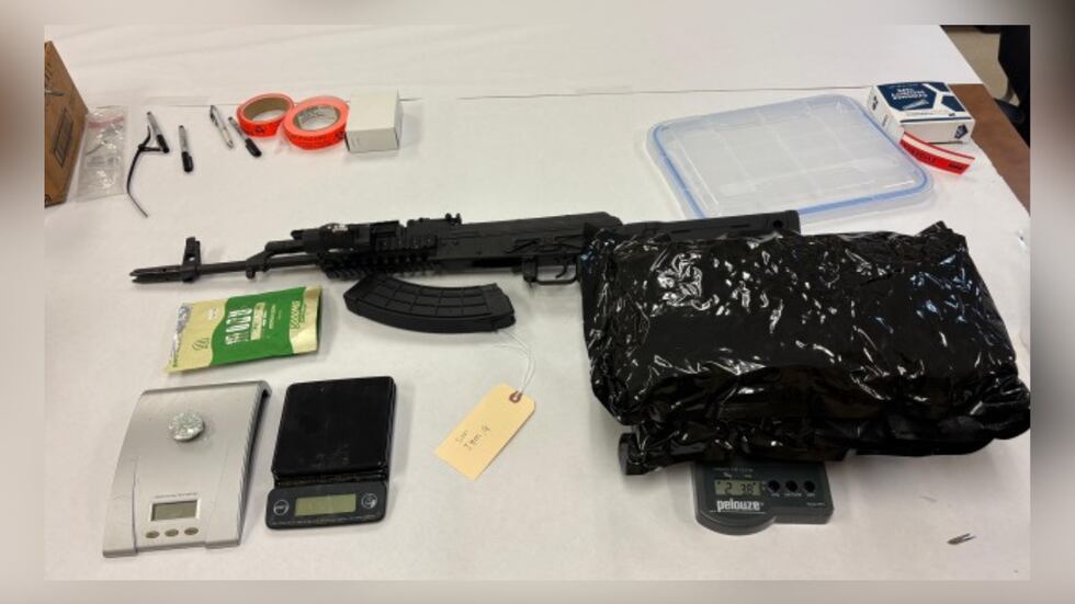 Hallan presunta marihuana y armas en la cuadra 1300 de Champaign Avenue.