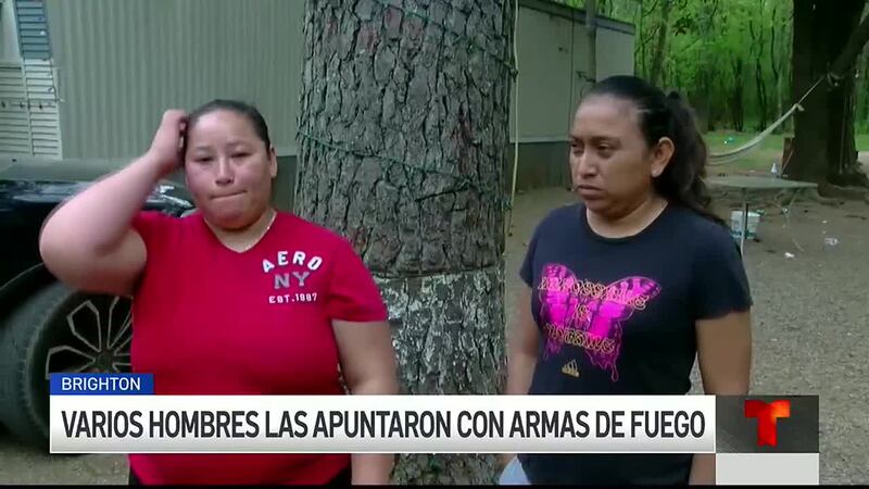 Las dos mujeres vendían tamales cuando dos hombres robaron su vehículo con ellas adentro,...
