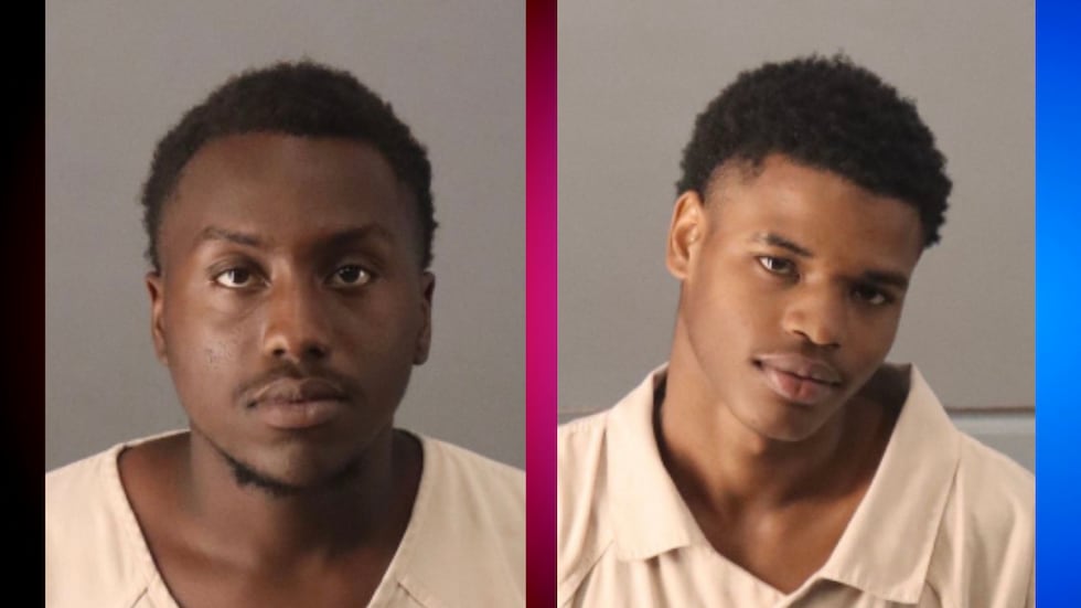 Kemarius Goodwin (izquierda) y Edwards Sparks (derecha) están acusados de robo en primer...