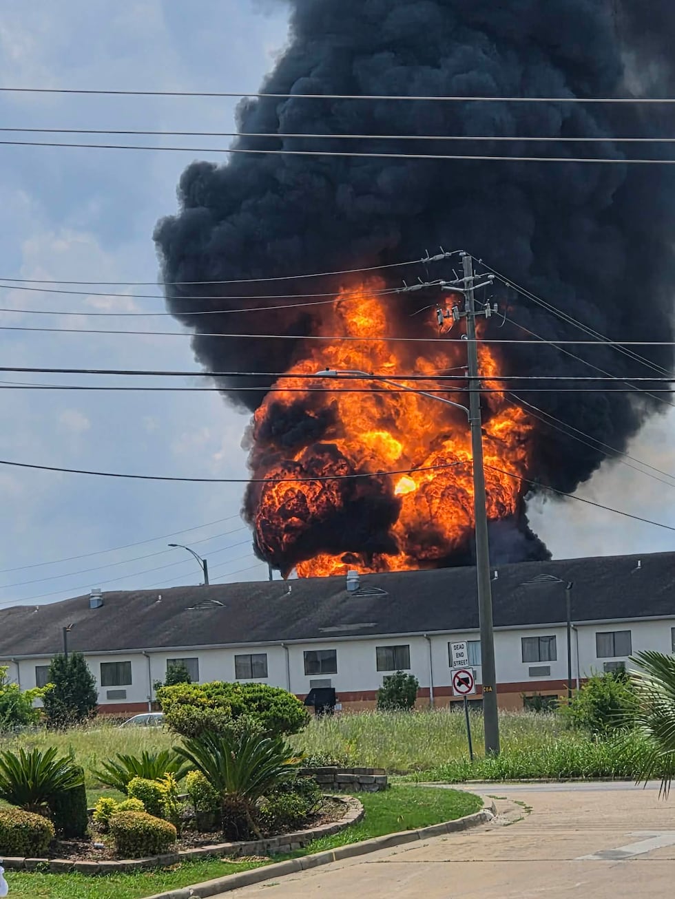 El sábado se observó un gran incendio tras la explosión de un camión cisterna, según la...