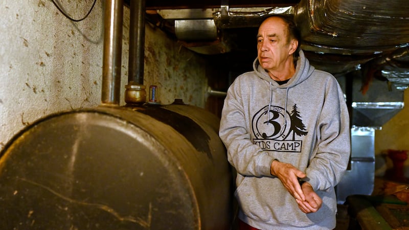 Mark Bain, beneficiario del Programa de Asistencia Energética para Hogares de Bajos Ingresos,...