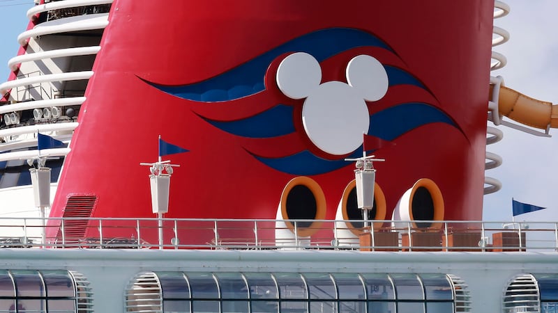 ARCHIVO -- Una niña está a salvo luego de que presuntamente cayera al agua desde una cubierta...