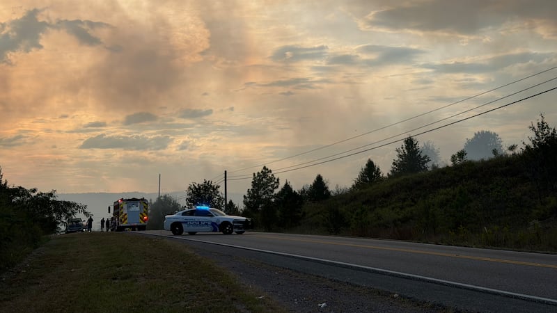 Autoridades en el lugar de un incendio de maleza en el oeste del condado de Jefferson.