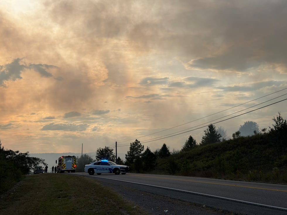 Autoridades en el lugar de un incendio de maleza en el oeste del condado de Jefferson.