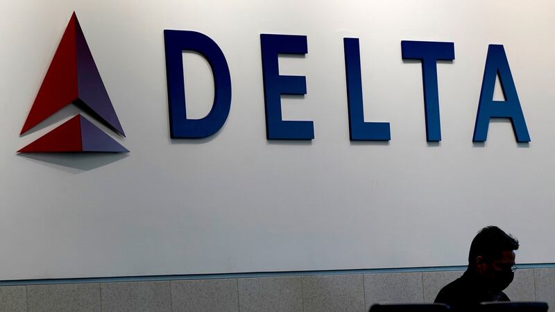 Choque de dos aviones de Delta en la pista deja un herido