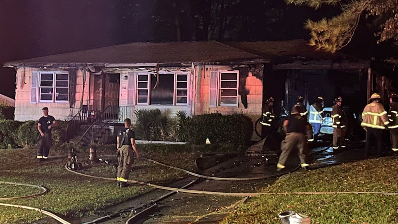 Vista del incendio en una casa de Camelia Boulevard, en Birmingham, la mañana de este viernes.