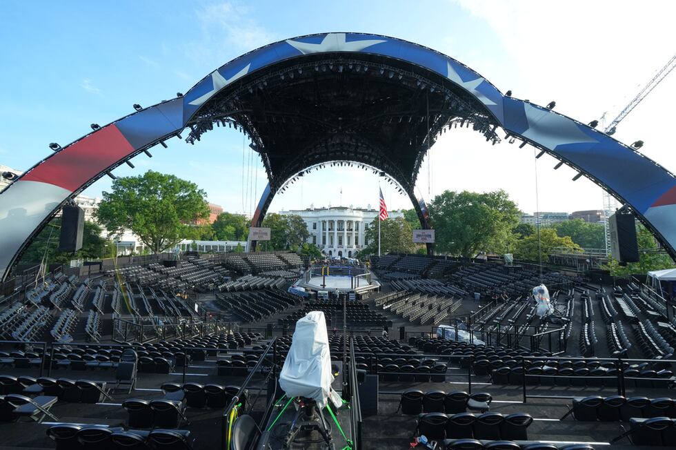 El recinto para los combates UFC Freedom 250 en el jardín sur de la Casa Blanca se ve el...