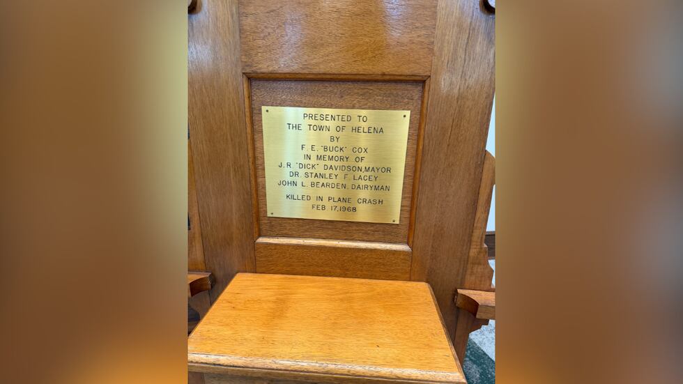 El monumento en honor a los residentes de Helena fallecidos en un accidente aéreo se traslada...