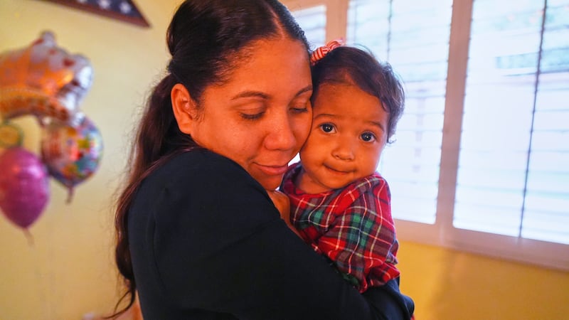 Kheilin Valero Marcano abraza a su hija Amalia Arrieta Valero, de 18 meses, en el sur de...