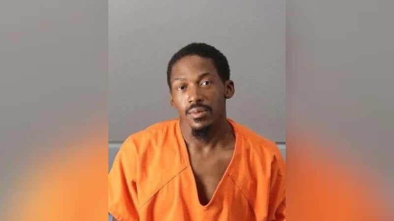 Adarius Savage fue acusado formalmente de incendio provocado en relación con un incendio...