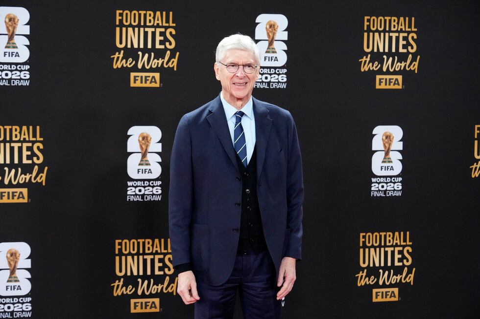 El extécnico del Arsenal, Arsene Wenger, posa al llegar a la alfombra roja para el sorteo del...