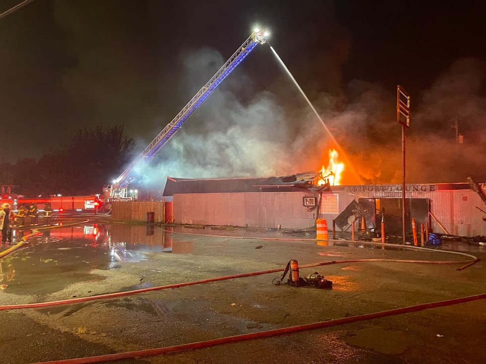 Tres bomberos de Birmingham resultan heridos en un incendio en una sala del aeropuerto.