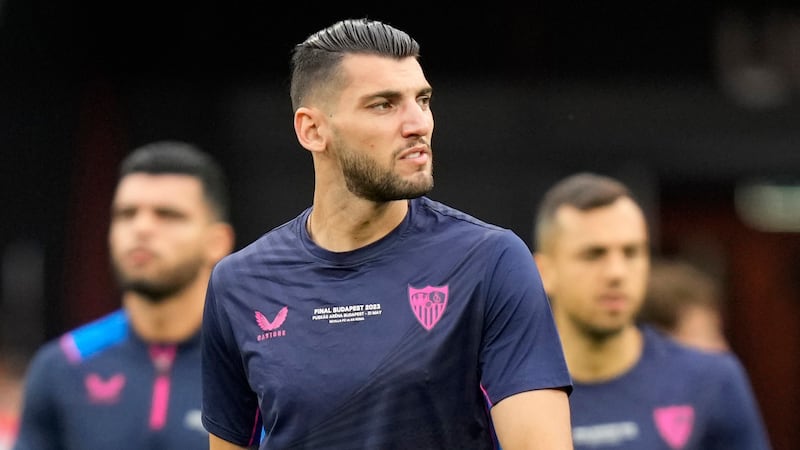 ARCHIVO - Foto del 30 de mayo del 2023, el jugador Rafa Mir del Sevilla arriba a un...