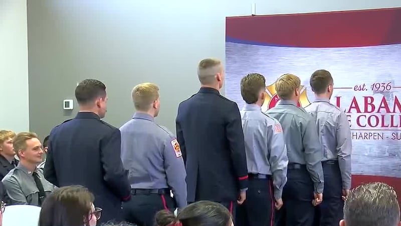 El Alabama Fire College celebra su graduación de primavera.