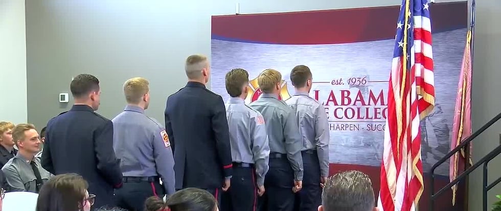 El Alabama Fire College celebra su graduación de primavera.
