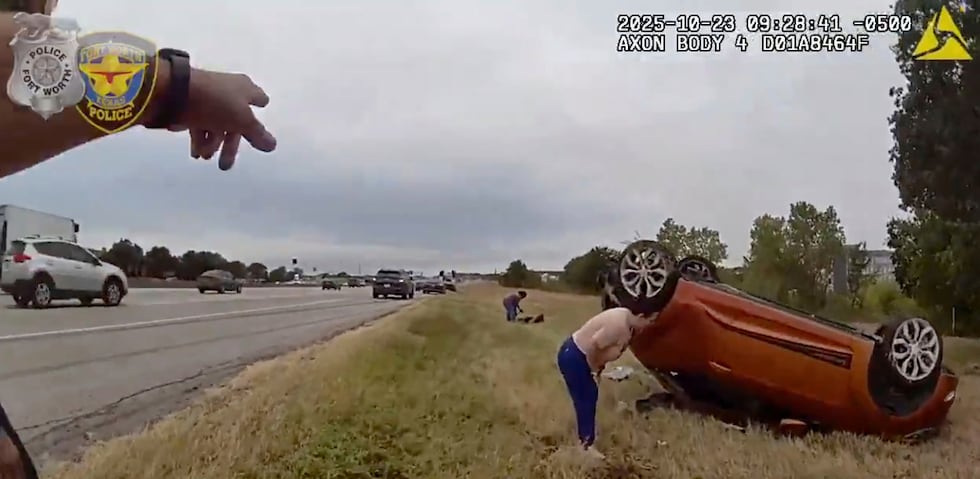 En esta imagen tomada de un video difundido por el Departamento de Policía de Fort Worth...