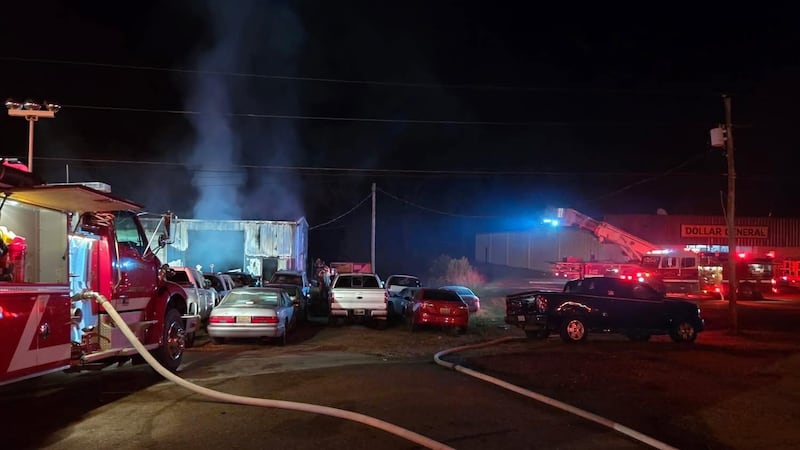 Taller de reparación de automóviles del condado de Bibb destruido por un incendio.