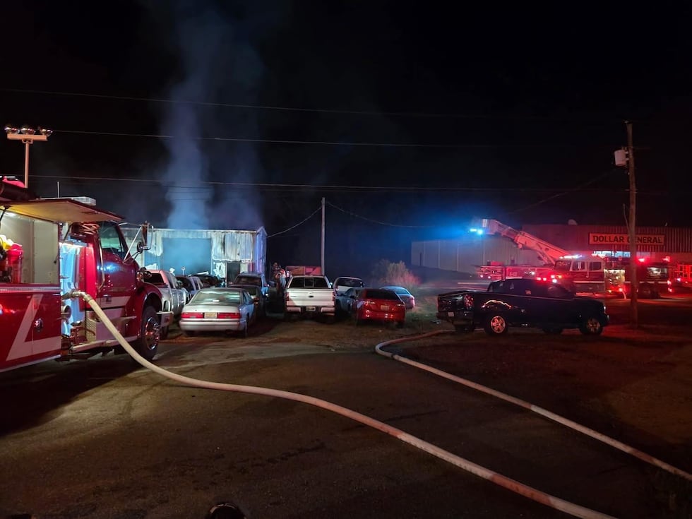 Taller de reparación de automóviles del condado de Bibb destruido por un incendio.