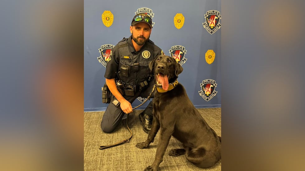 El nuevo perro policía K-9 de Alabaster, Nilo, y su compañero, el oficial Keener.