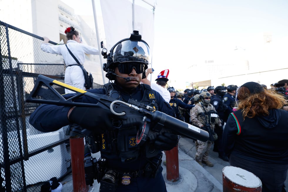 Manifestantes se enfrentan a agentes de la ley fuera del Metropolitan Detention Center el...