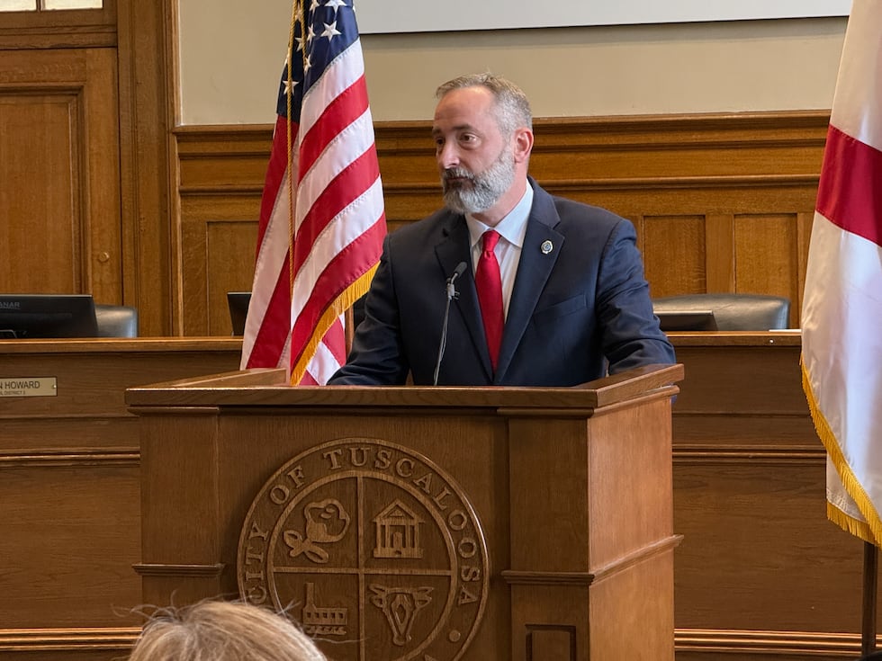 El alcalde de Tuscaloosa, Walt Maddox, anuncia al mayor Michael Baygents como nuevo jefe de...