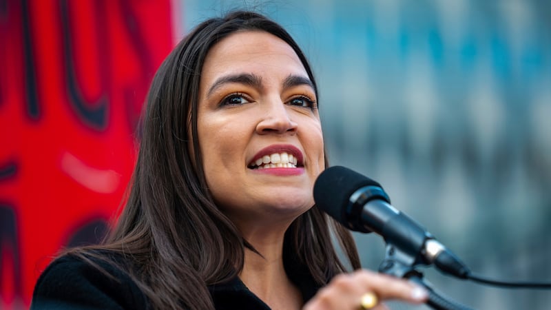 ARCHIVO - La representante demócrata de Nueva York Alexandria Ocasio-Cortez habla en la marcha...